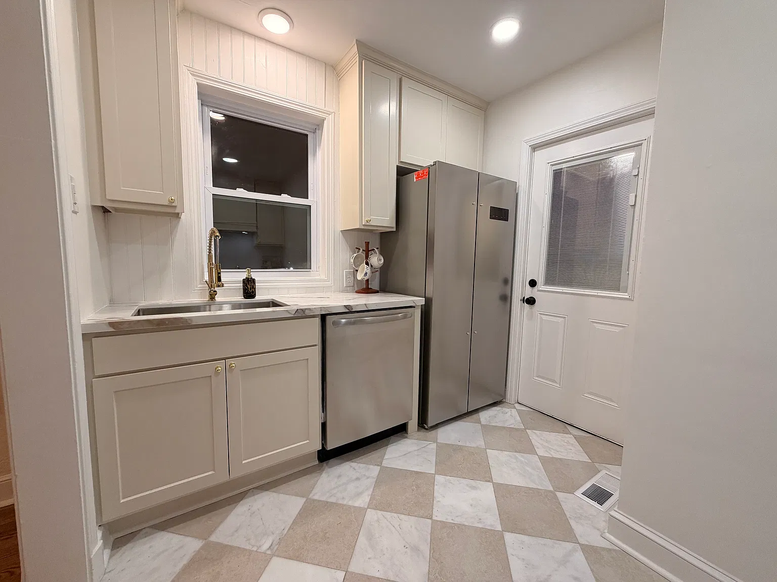 3 bed, $2,400 — Photo 4