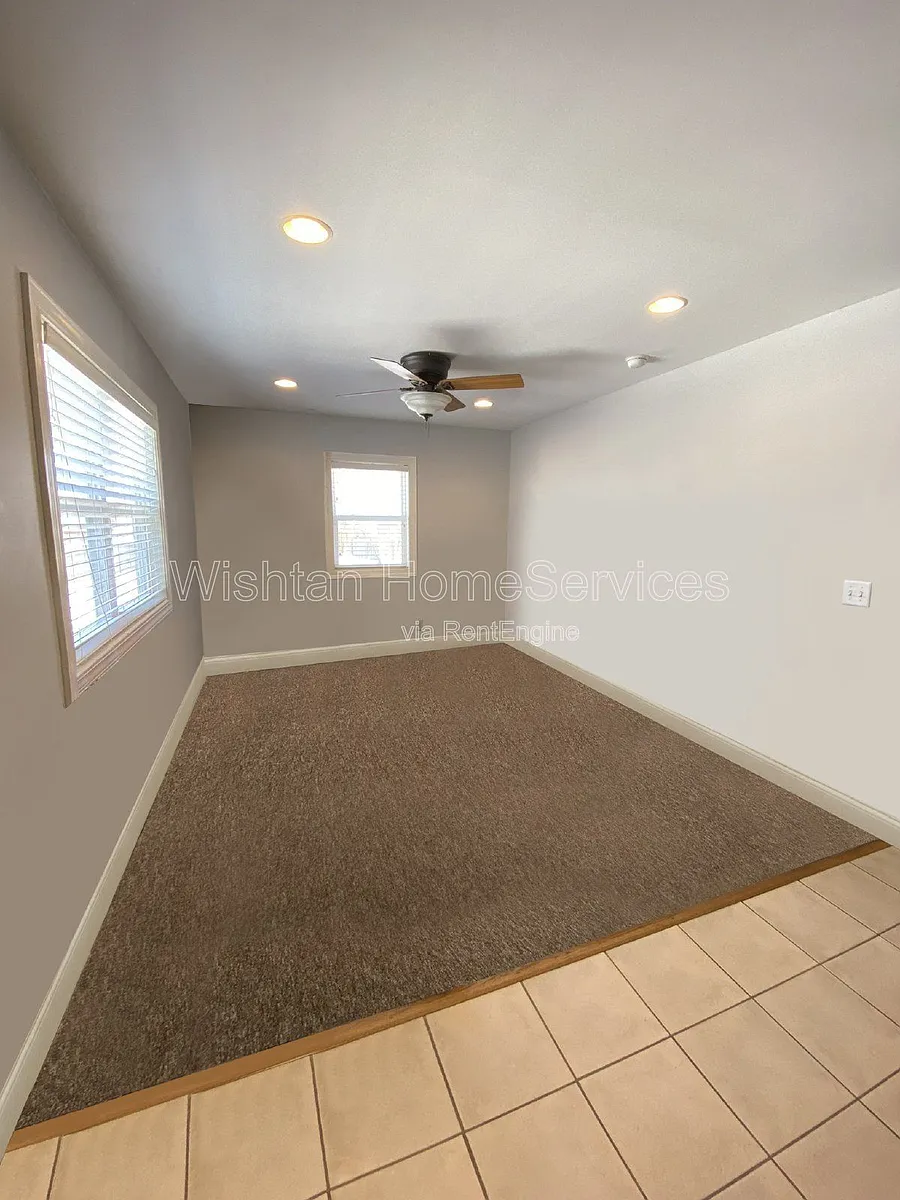 Photo 2 of 6 - 518 W Murray St #A - Macomb, IL Building Photo - 518 W Murray St #A