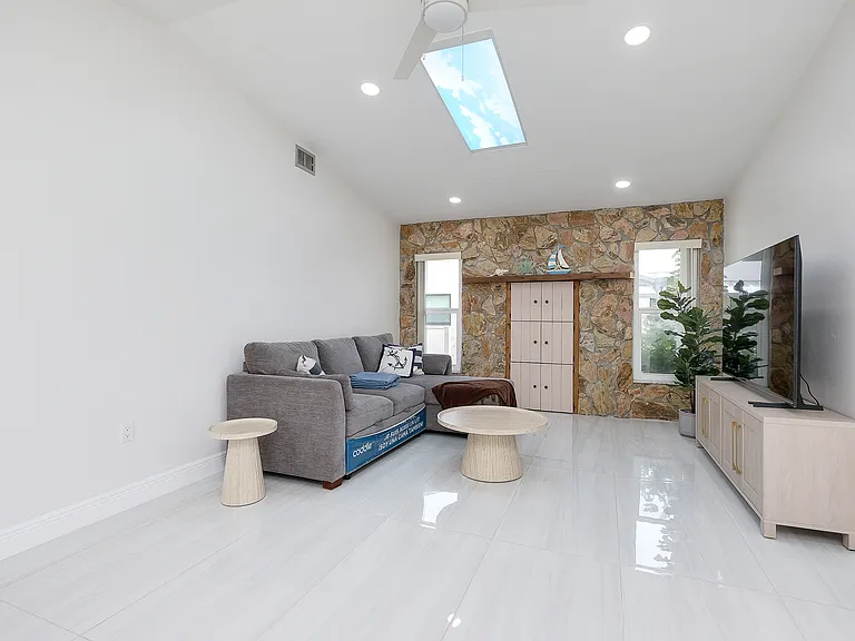 158 Norman St — Photo 9