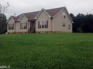 195 Colonels Trl, Mount Airy, NC 27030