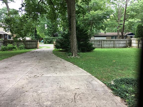 Spacious front yard that is maintained with concrete driveway and gate