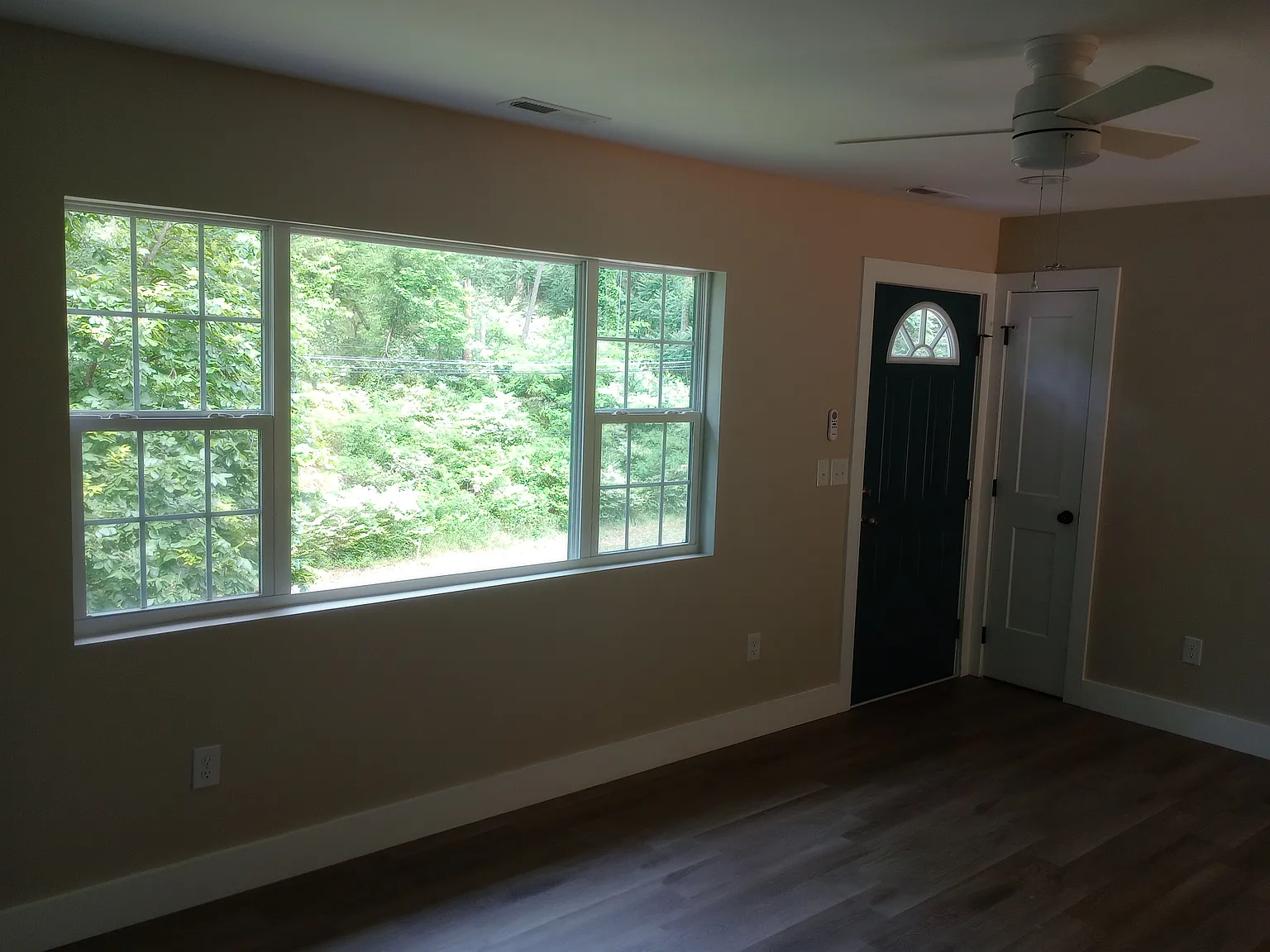 3 bed, 1088 sqft, $2,100 — Photo 2