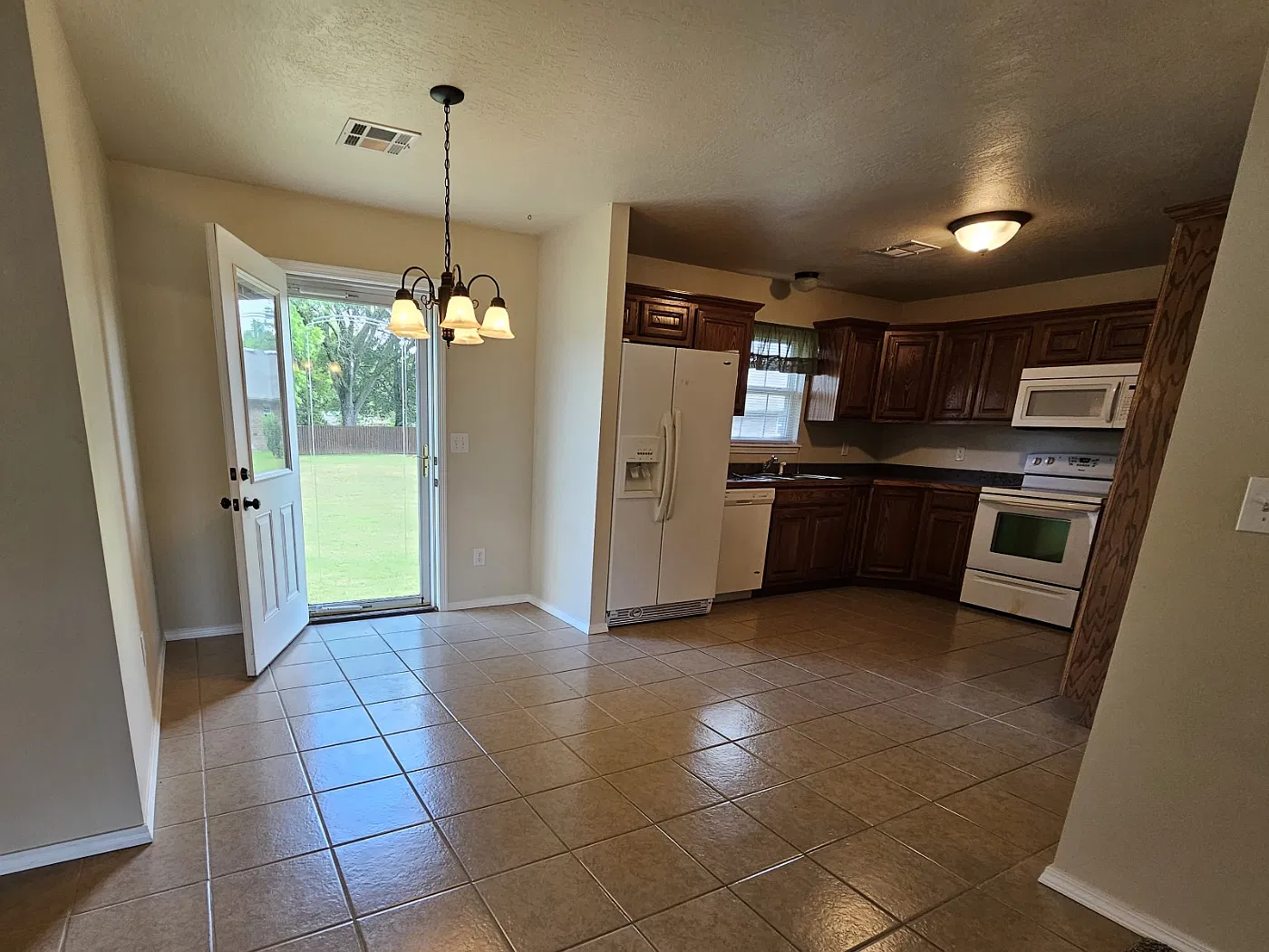 2 bed, 1200 sqft, $1,400 — Photo 2