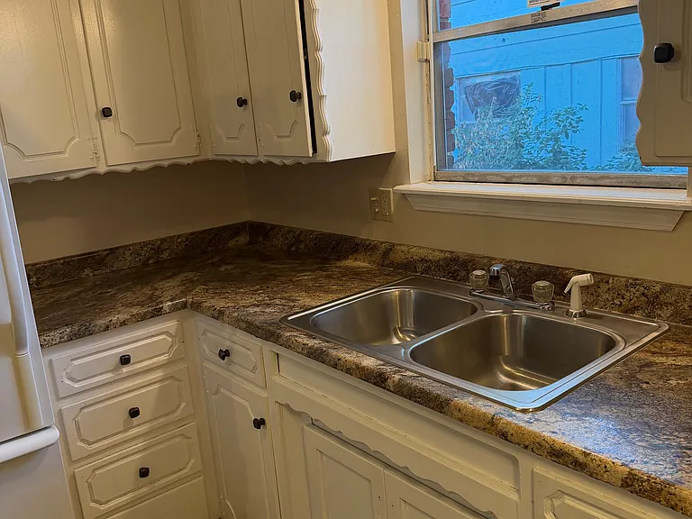 1004 Hampton Dr — Photo 2