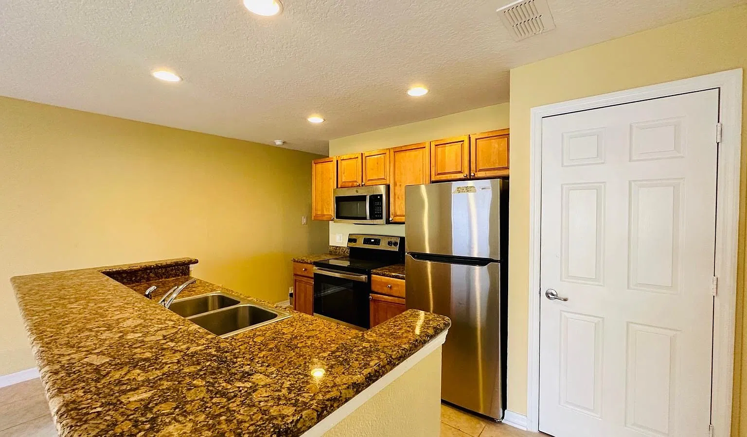 4 bed, 3.0 bath, 1266 sqft, $1,650 — Photo 3