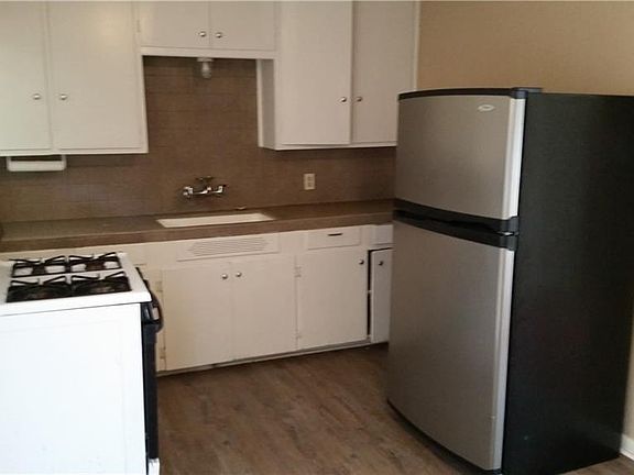 5th image of 906 Shiels Dr