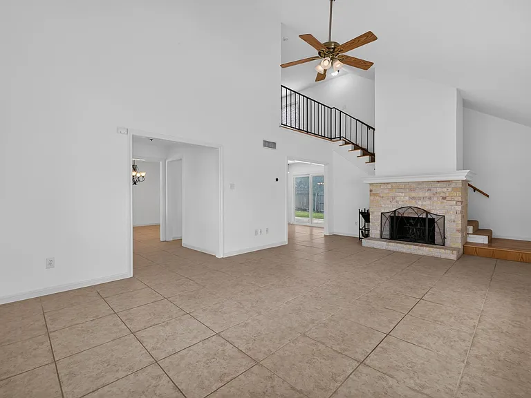 1202 Knollpark Cir — Photo 6