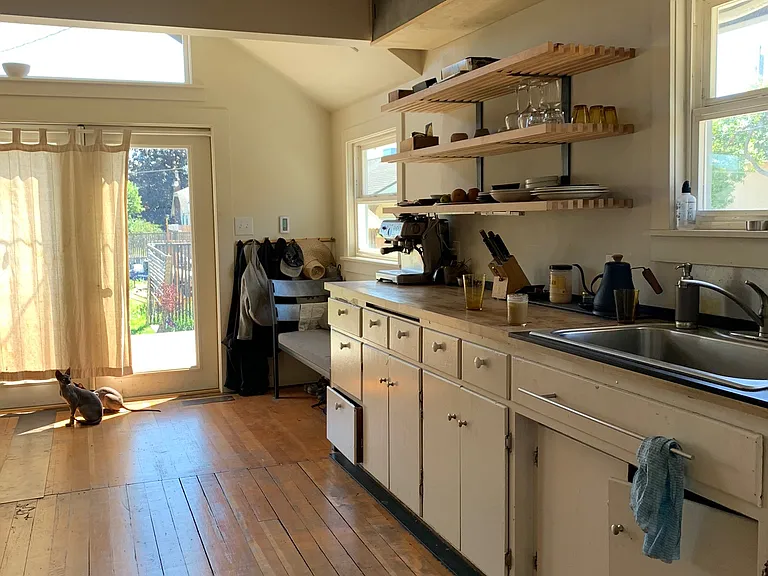 2230 Franklin St — Photo 2