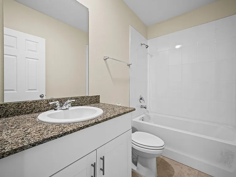 520 Kennedy Dr — Photo 17