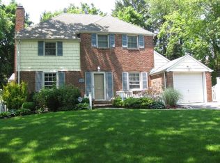 11 Barberry Ln, Roslyn Heights, NY 11577