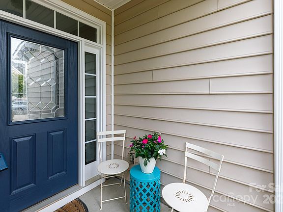 3rd image of 324 Rose Garden Ct
