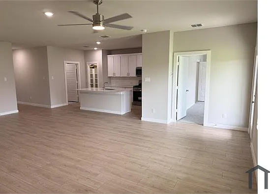 4 bed, 2131 sqft, $2,350 — Photo 2