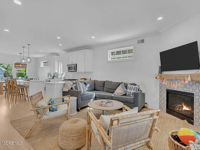 112 Sylvania Ave — Photo 11