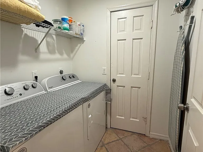 15009 Cloverdale Dr — Photo 21