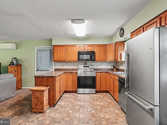 5th image of 520 Schoolhouse Rd