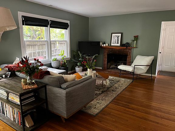 3rd image of 140 Berkeley Ln