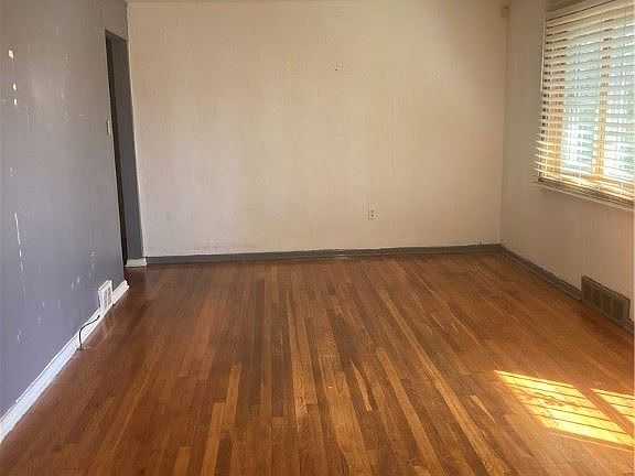 3rd image of 2071 Fairlawn St