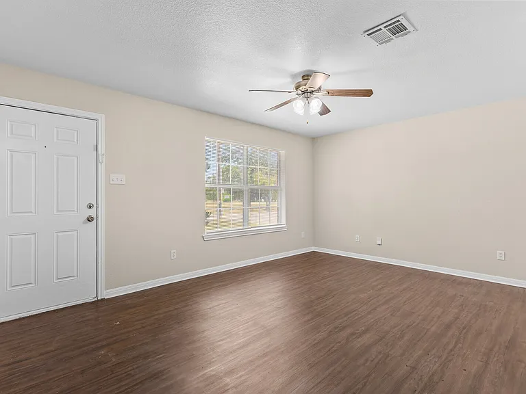 217 E East Craven Ave — Photo 12
