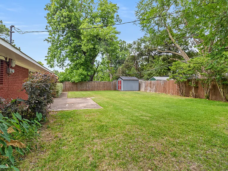 2051 Lovers Ln — Photo 19