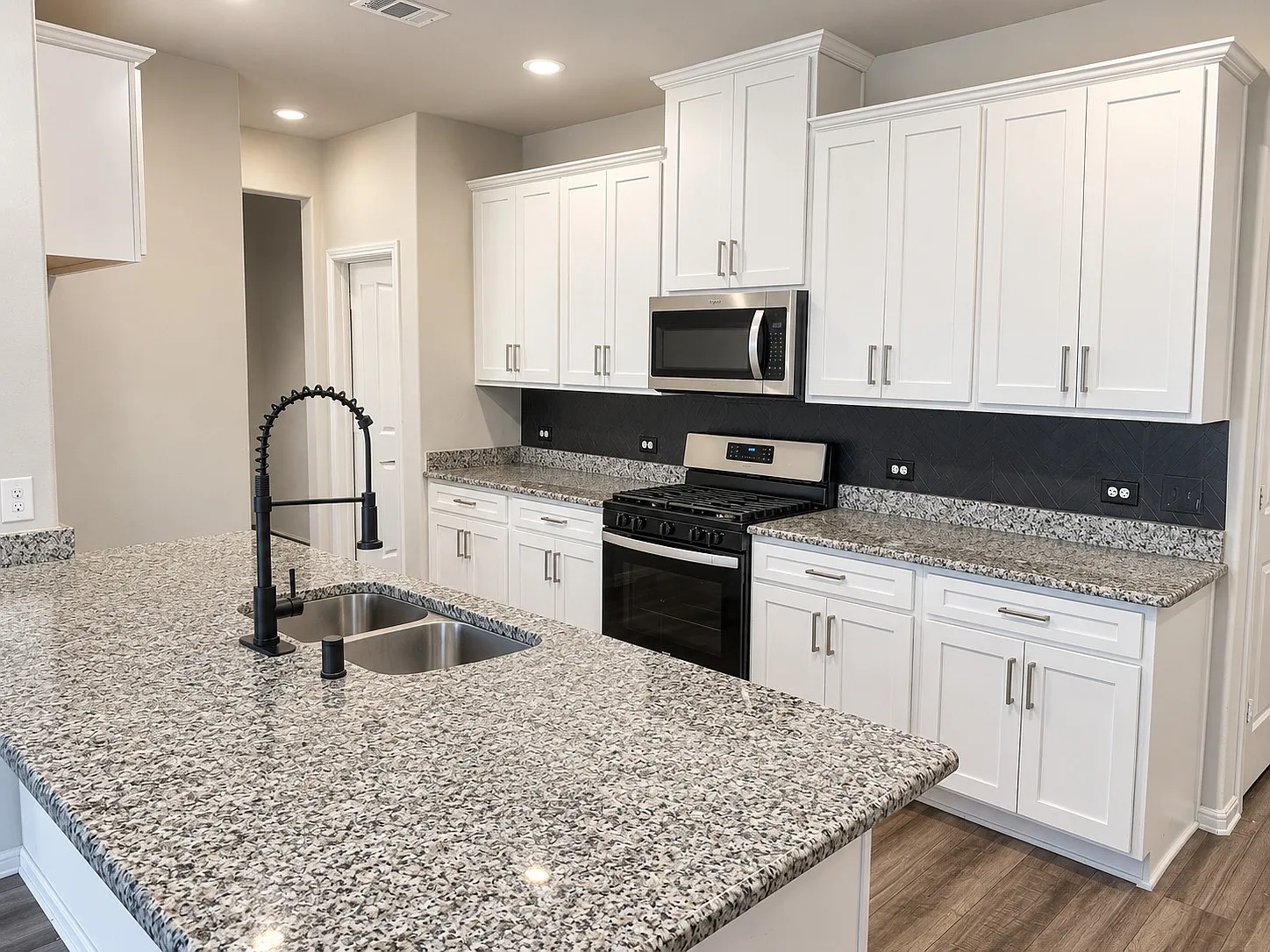 5 bed, 3042 sqft, $2,950 — Photo 4