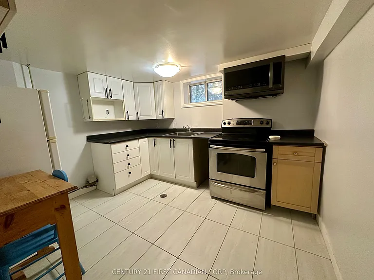 139 Britannia Ave #LOWER — Photo 9