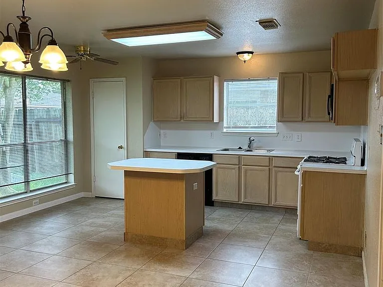 2306 Old Oak Ln — Photo 4