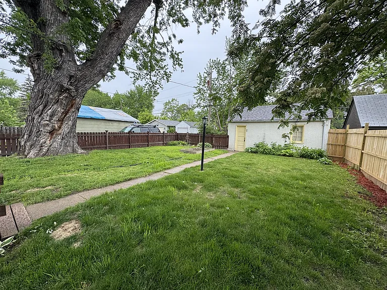 2626 Vincent Ave N — Photo 33