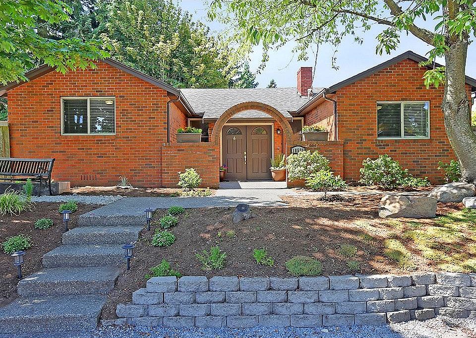 Front of the house. Has gravel infront of it for parking upt