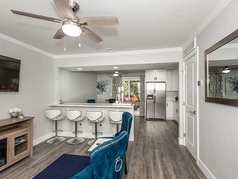 262 Irwin Pl — Photo 3