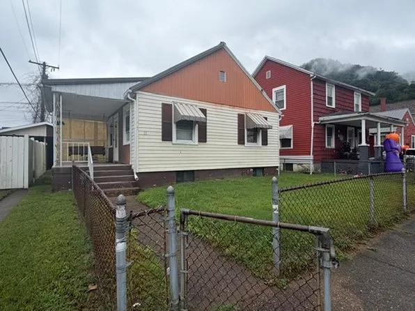 11 F St, Montgomery, WV 25136