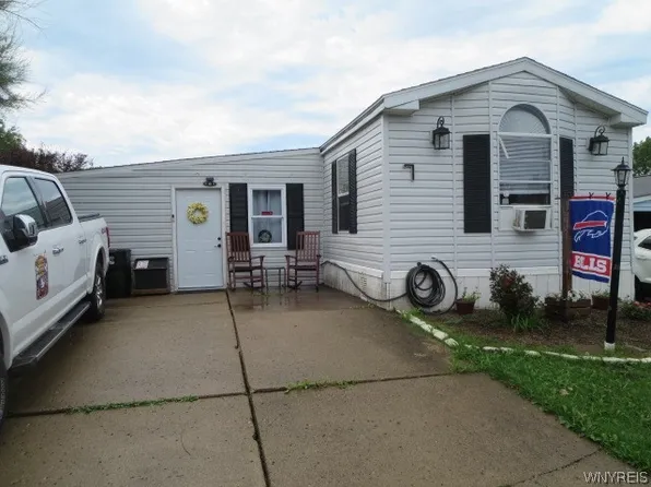 7 N Eaglecrest Dr, Hamburg, NY 14075