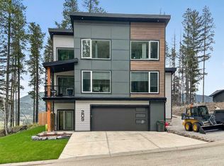 209 Southmore Pl, Crowsnest Pass, AB T0K 0E0