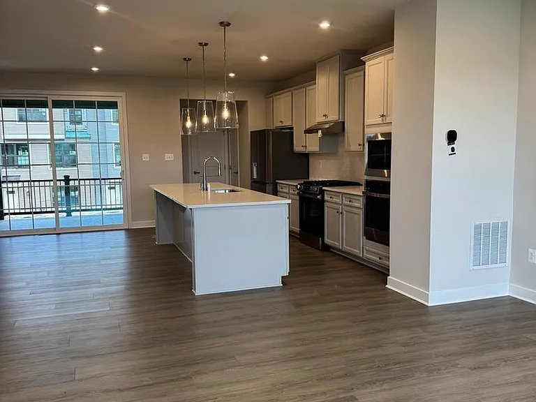 250 E Main St — Photo 2