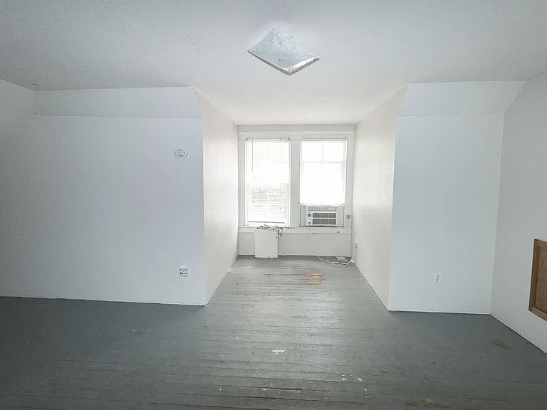 1107 E Walnut St — Photo 9