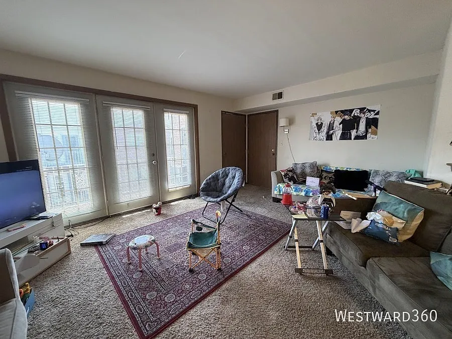 Spacious 2br/1ba with Balcony in Glenview — Photo 2