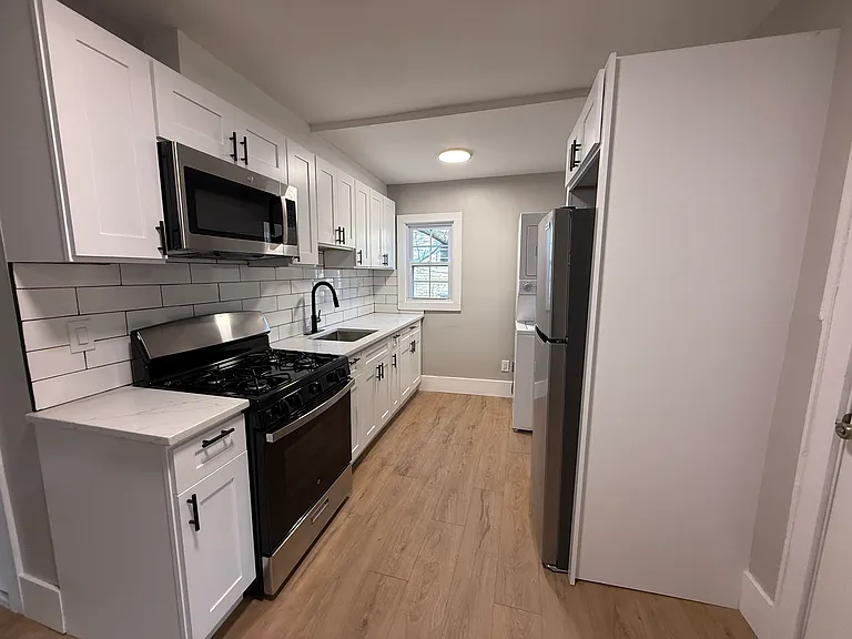 324 Congress Ave #3 — Photo 10