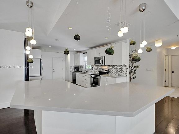 5th image of 20475 NE 10th Pl