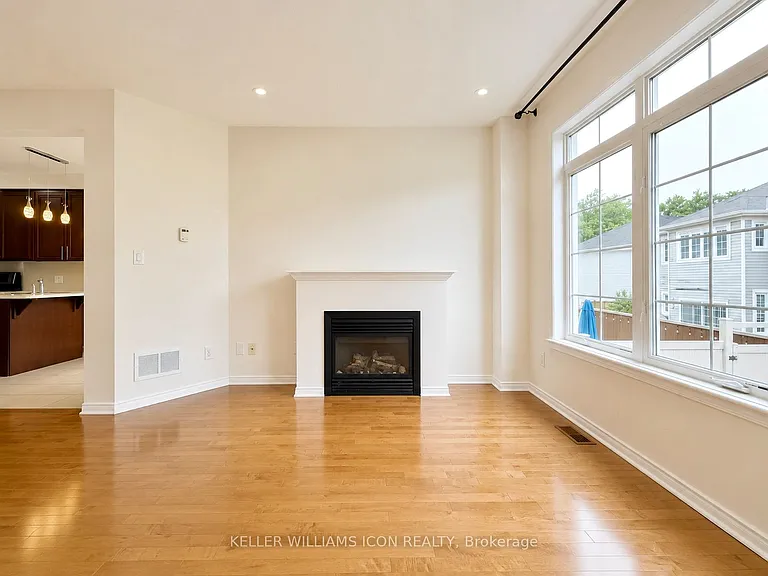 170 Laramie Cres — Photo 8