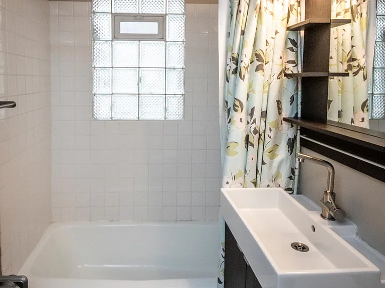 Main floor full bath.