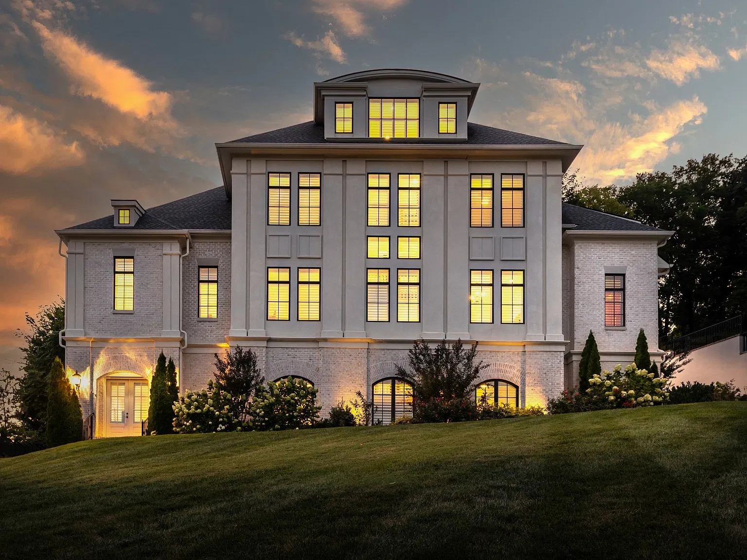 5 bed, 6.5 bath, 7414 sqft, $12,000 — Photo 1