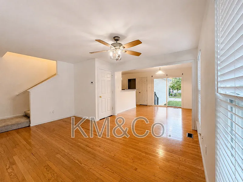 3 bed, 2.0 bath, 1339 sqft, $2,195 — Photo 4