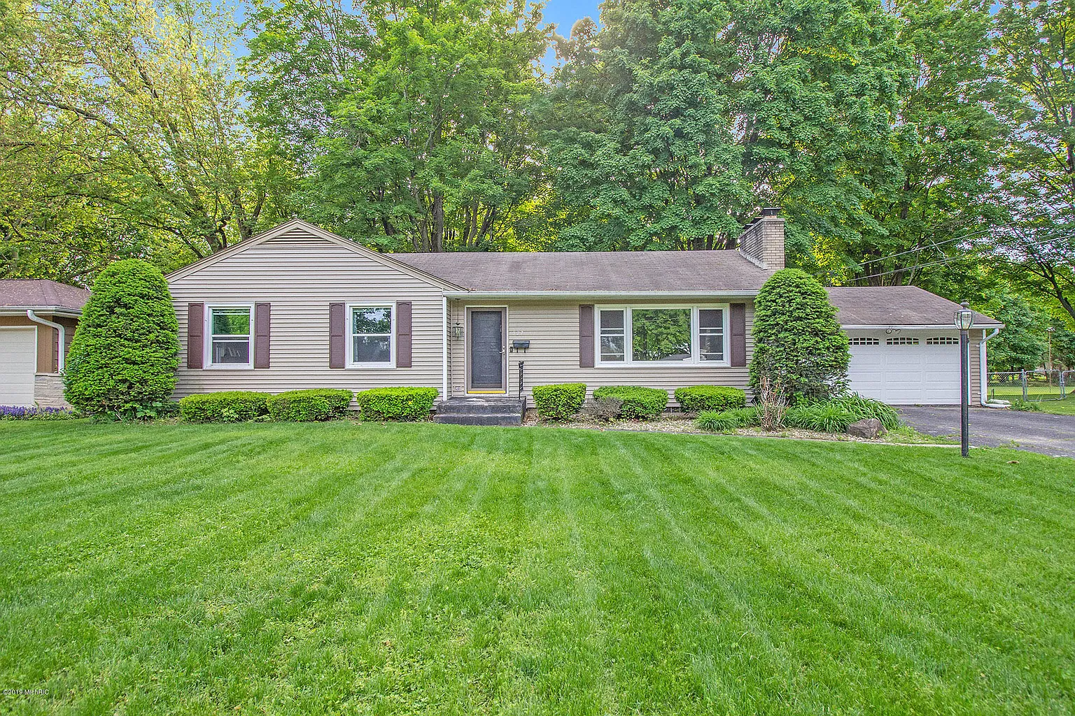 527 Gorham Ln photo 1
