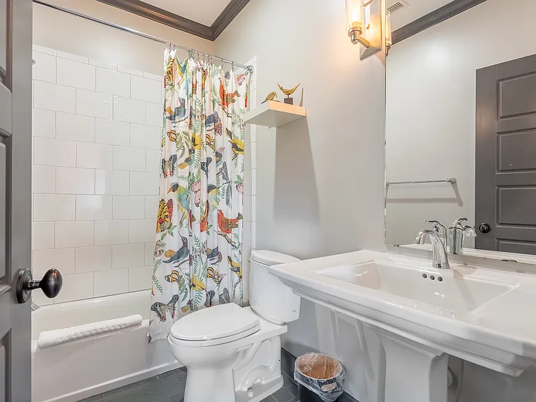 900 Montrose Ave — Photo 36