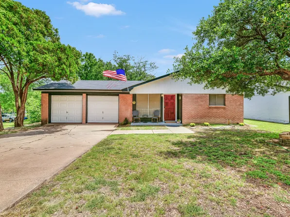 1009 Meadow Park Dr, White Settlement, TX 76108