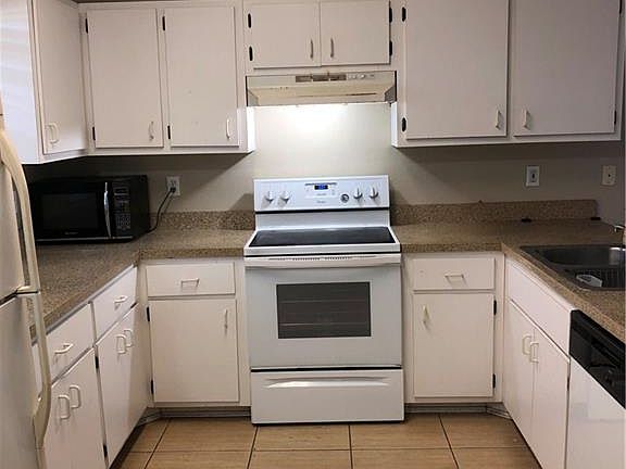 3rd image of 19096 Miami Blvd #100