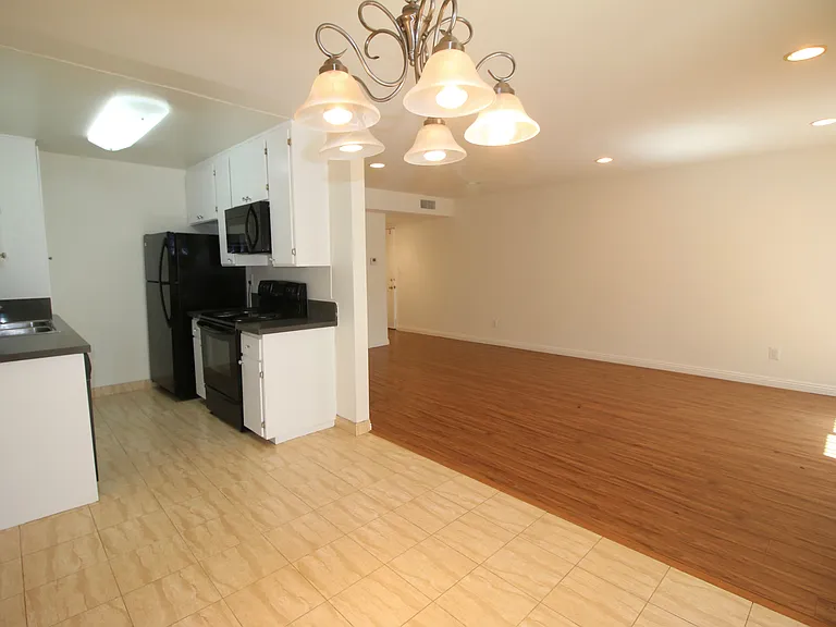 Nordhoff Apartments — Photo 10