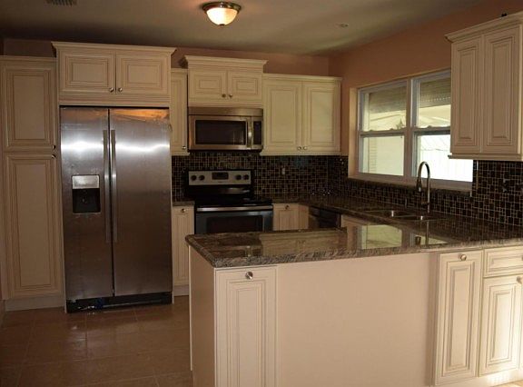 5th image of 401 NE Redrock Ct