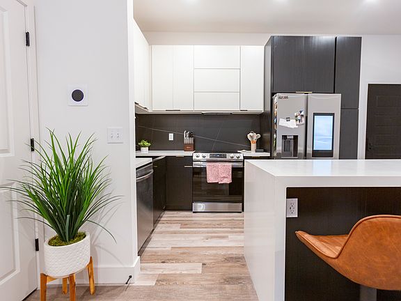 2nd image of 8341 Delmar Blvd #10