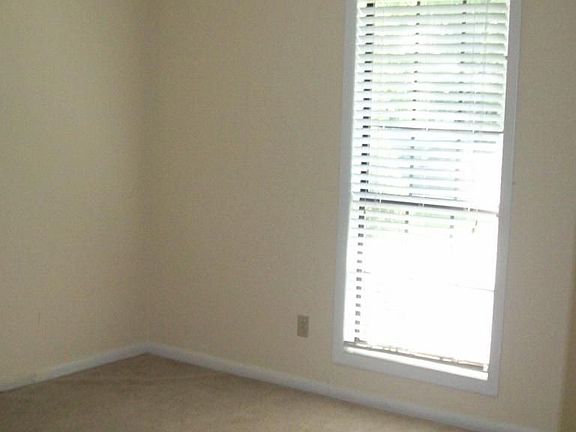 4th image of 912 Elderberry St