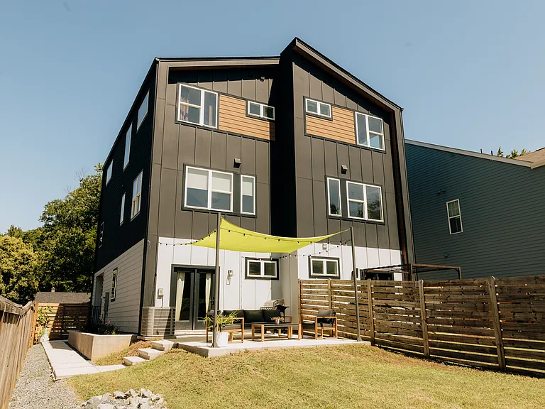 1107 Holland Ave — Photo 1